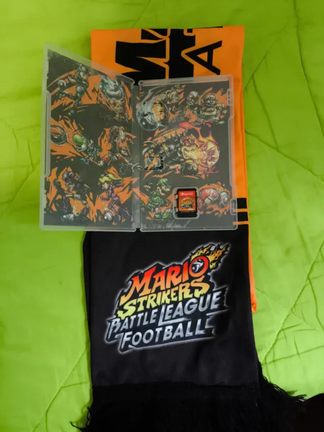 Mario Strikers Battle League Football per Nintendo Switch con sciarpa prenotando il gioco