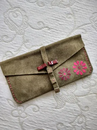Bolso de mano de ante con flores