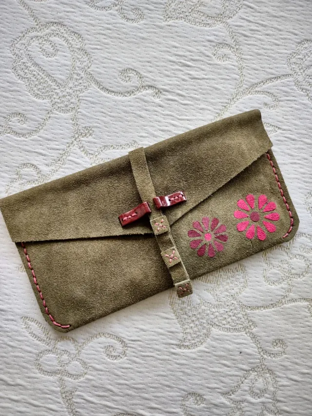 Bolso de mano de ante con flores