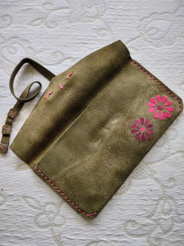 Bolso de mano de ante con flores