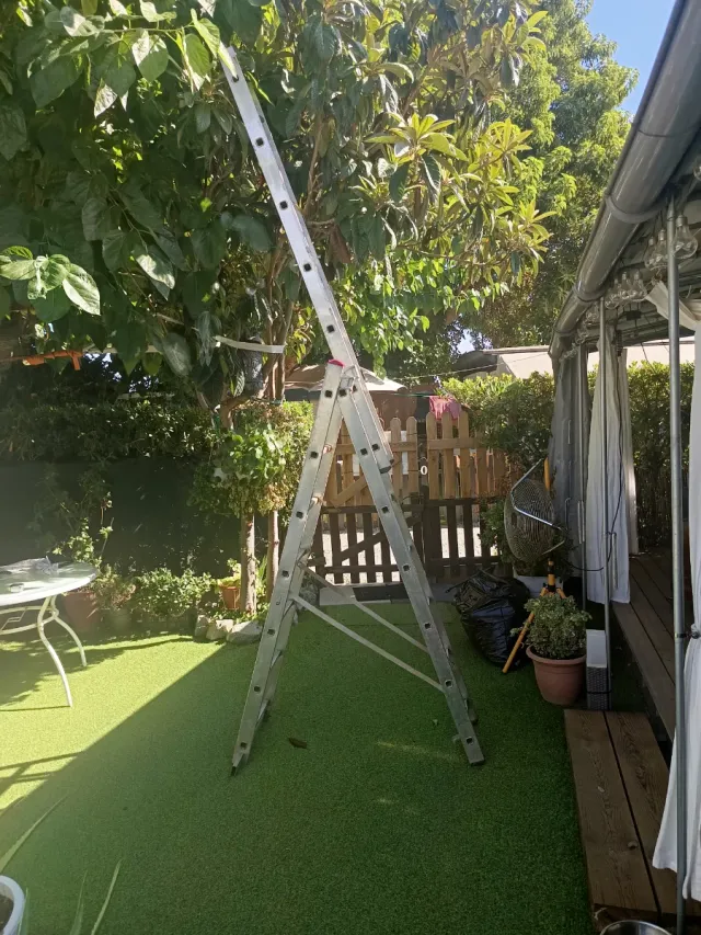 Escalera de aluminio plegable.