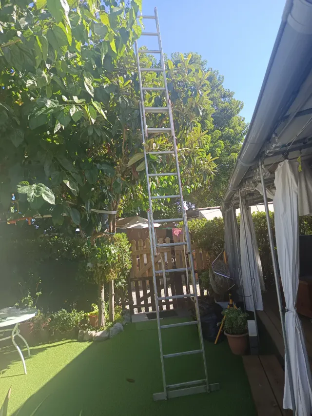 Escalera de aluminio plegable.