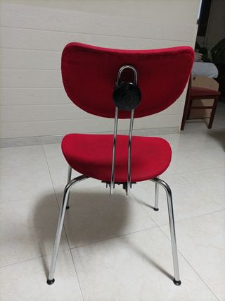 Silla de escritorio roja y plateada