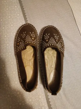 Alpargatas marrones verdosas con tachuelas platead