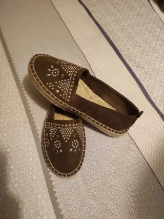 Alpargatas marrones verdosas con tachuelas platead