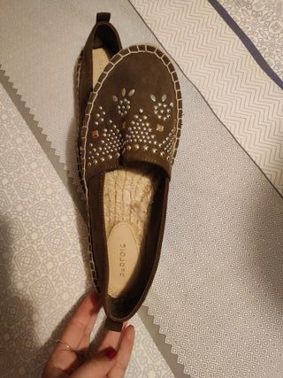 Alpargatas marrones verdosas con tachuelas platead