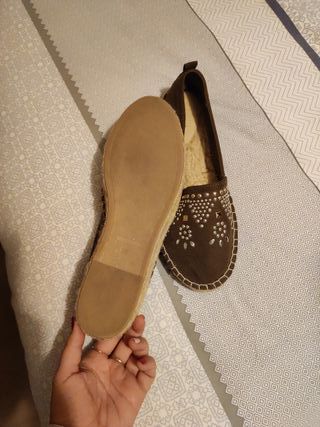 Alpargatas marrones verdosas con tachuelas platead