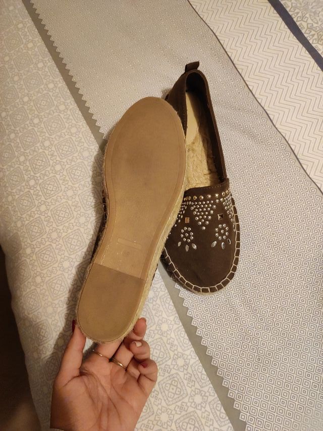 Alpargatas marrones verdosas con tachuelas platead