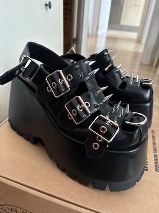 Zapatos de plataforma con tachuelas talla US 10