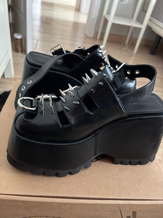 Zapatos de plataforma con tachuelas talla US 10