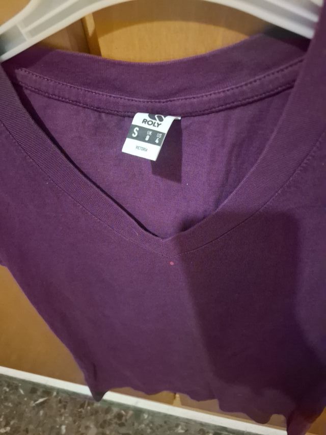Camisa morada cuello V