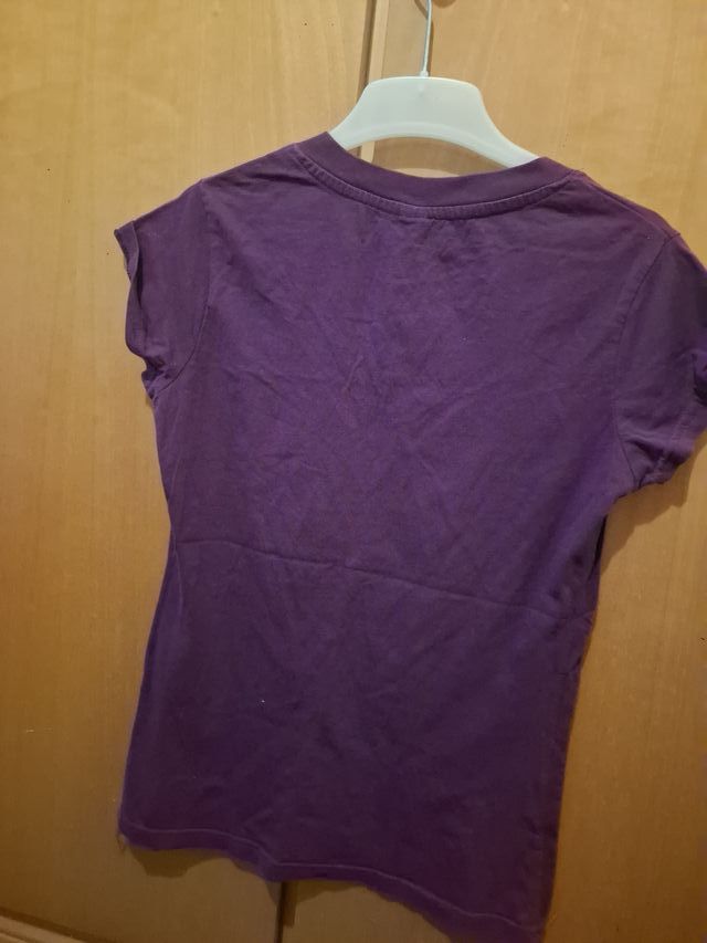 Camisa morada cuello V