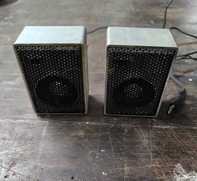 Piccoli altoparlanti grigi e neri