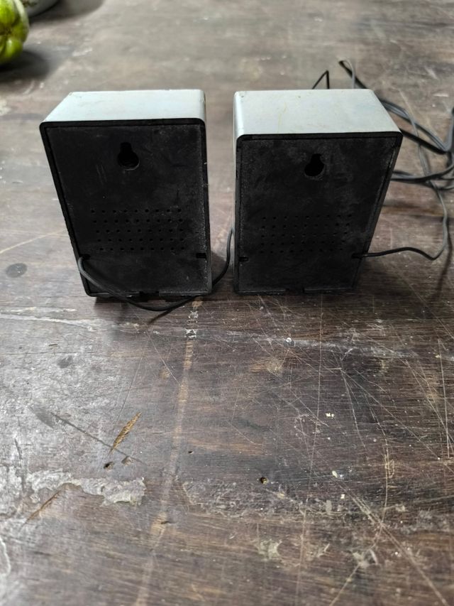 Piccoli altoparlanti grigi e neri