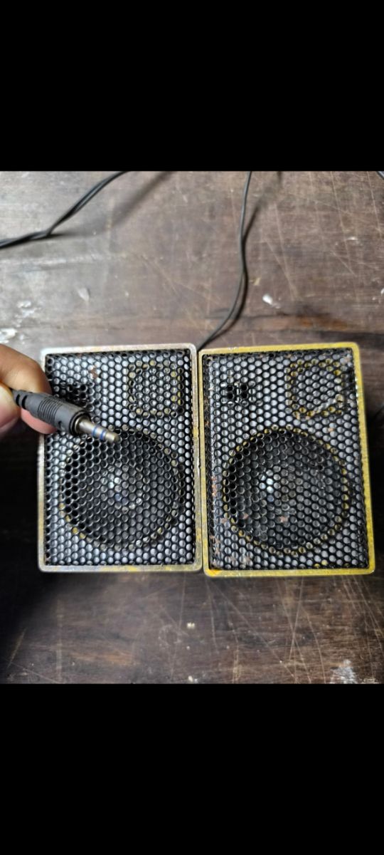 Piccoli altoparlanti grigi e neri