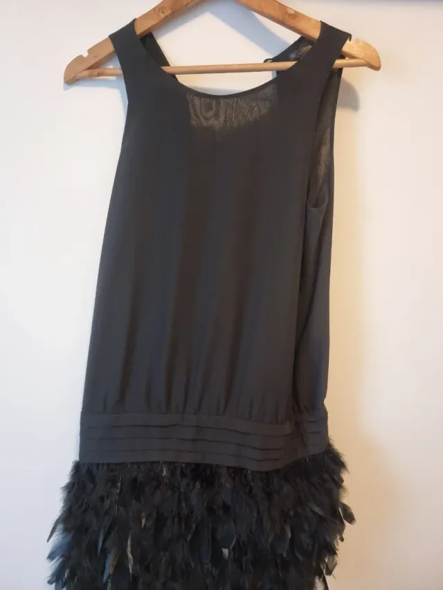 Vestido negro plumas fiesta