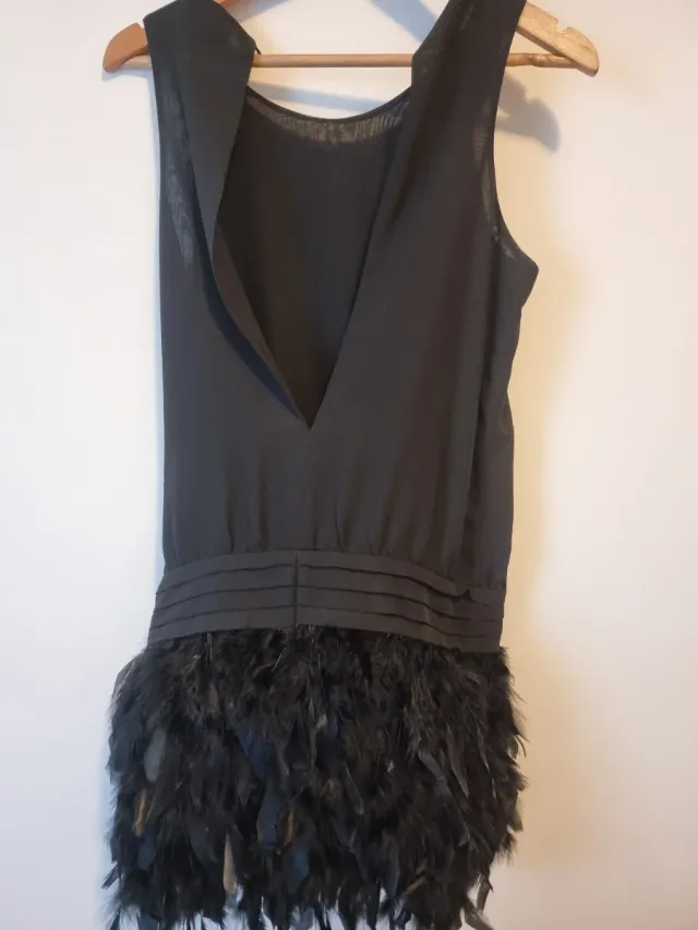 Vestido negro plumas fiesta