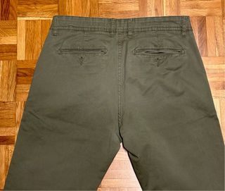 Pantalón slim hombre verde oliva
