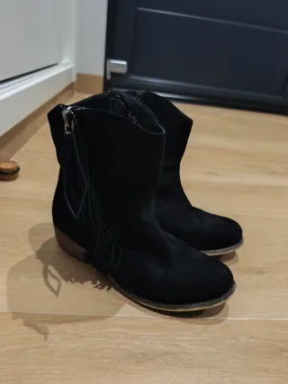 Botines negros con flecos
