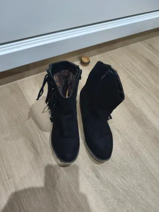 Botines negros con flecos