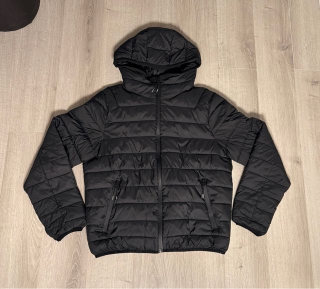 Abrigo negro con capucha