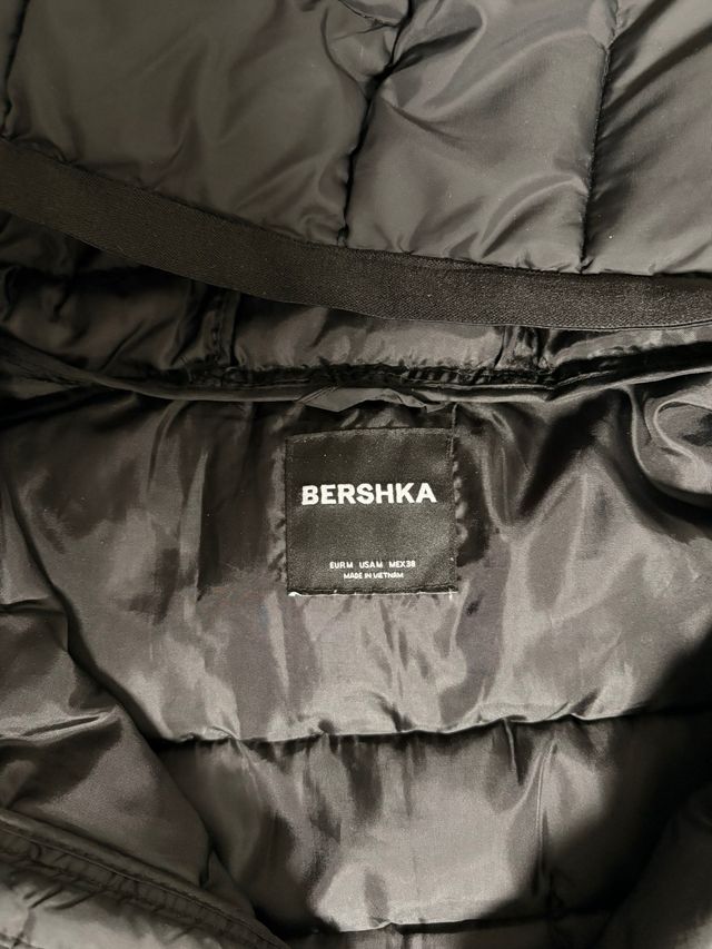 Abrigo negro con capucha