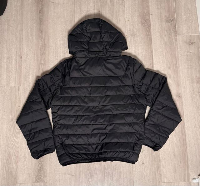 Abrigo negro con capucha