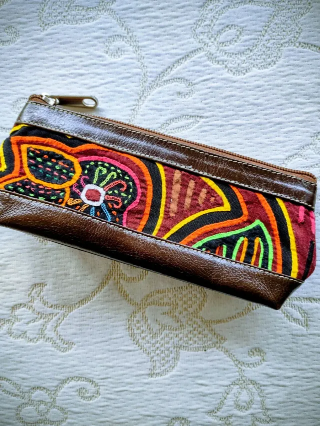 Estuche bordado artesanal