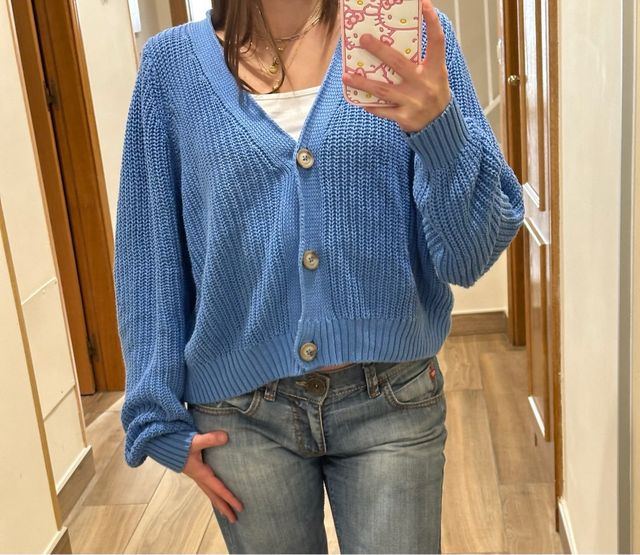 Cárdigan azul de punto con botones