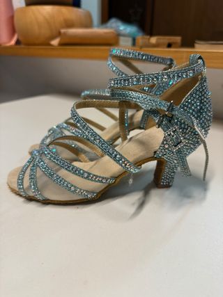 Zapatos de baile latino azules y plateados