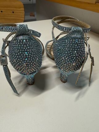 Zapatos de baile latino azules y plateados