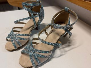 Zapatos de baile latino azules y plateados