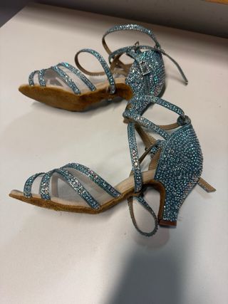 Zapatos de baile latino azules y plateados