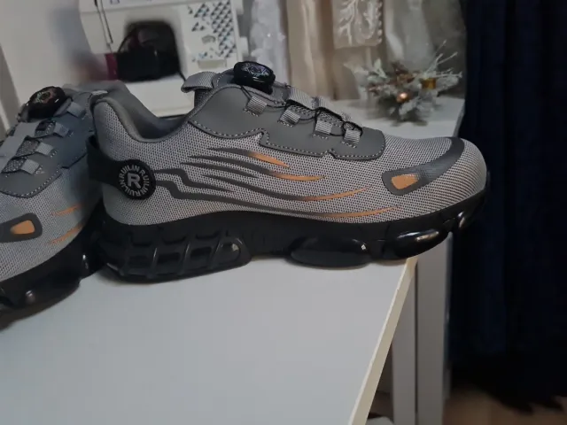 Zapatillas de trabajo grises y naranjas