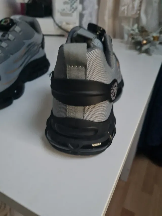 Zapatillas de trabajo grises y naranjas