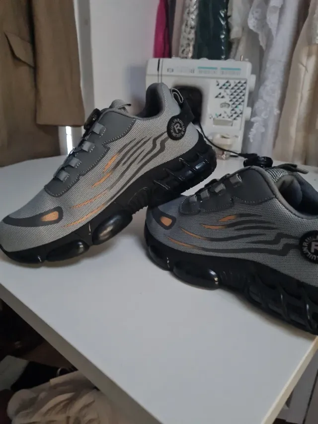 Zapatillas de trabajo grises y naranjas