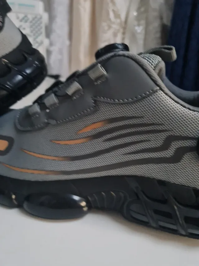 Zapatillas de trabajo grises y naranjas