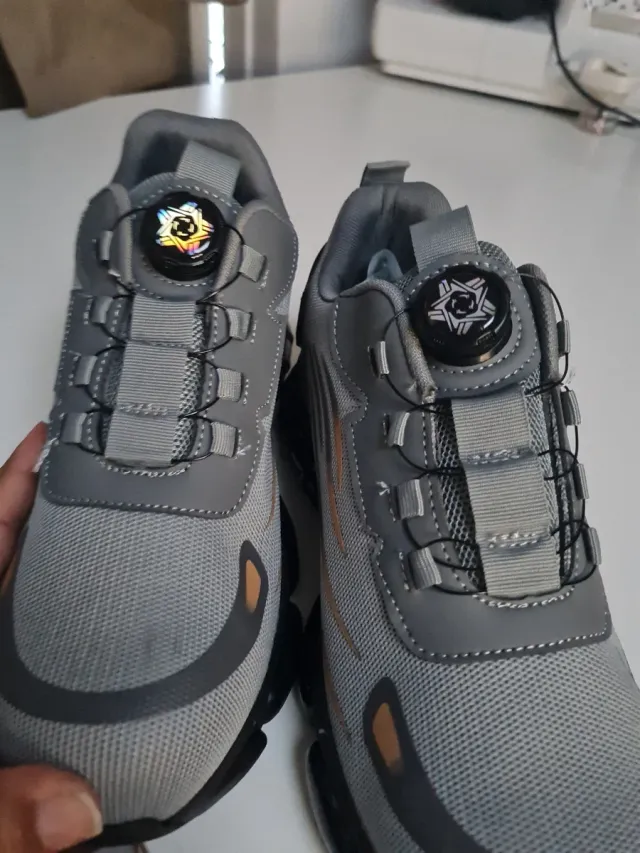 Zapatillas de trabajo grises y naranjas