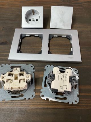 Interruptor y enchufe plateado