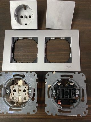 Interruptor y enchufe plateado