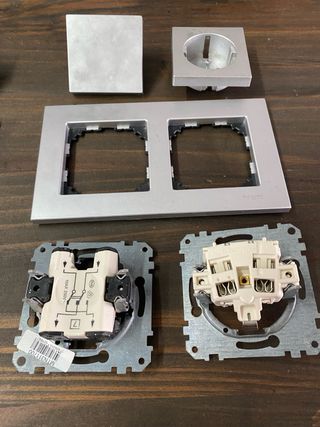 Interruptor y enchufe plateado