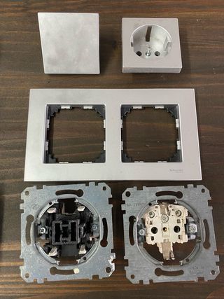 Interruptor y enchufe plateado