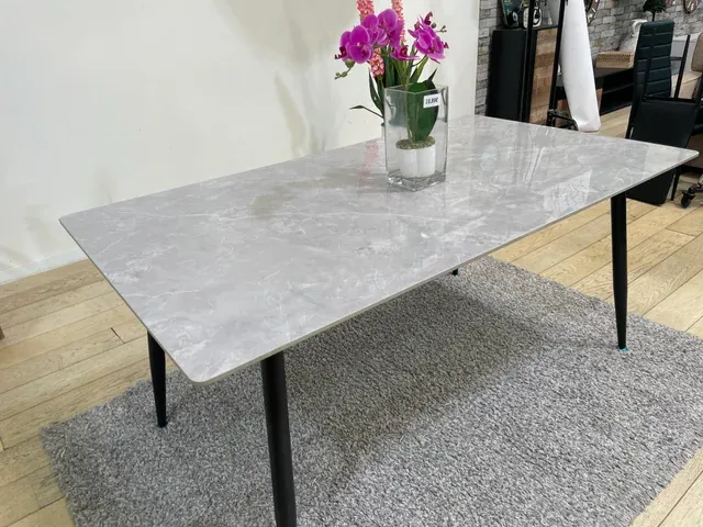 Mesa moderna mármol y metal