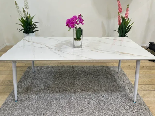 Mesa moderna mármol y metal