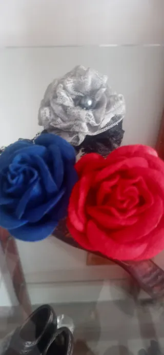 Broches florales para ropa o pelo. 