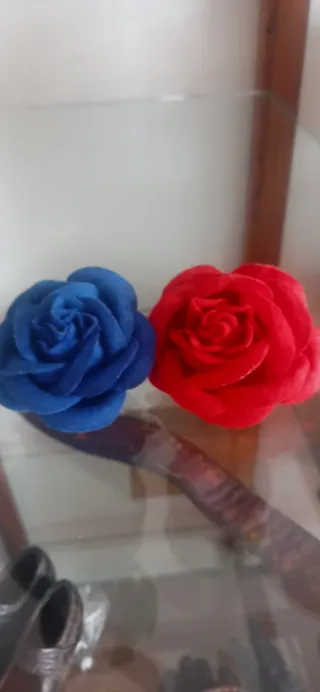 Broches florales para ropa o pelo. 