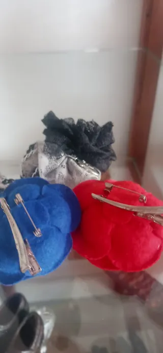 Broches florales para ropa o pelo. 