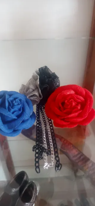 Broches florales para ropa o pelo. 