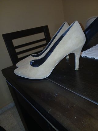 Zapatos de tacón beige Lefties