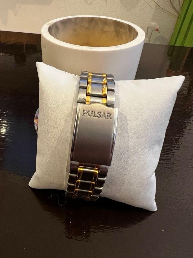 Reloj Pulsar Quartz Dorado y Plateado